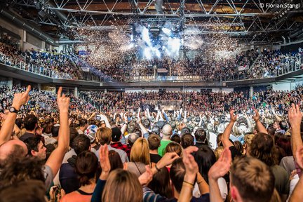 Jubelnde Menschen in der ARENA 
