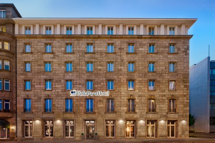 Das Park Plaza Hotel in Nürnberg zeigt eine elegante Fassade mit großen Fenstern und einem modernen Eingang.