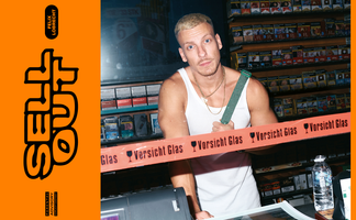 Felix Lobrecht im Speti mit orangener Absperrung Vorsicht Glas