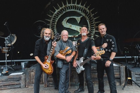 Santiano auf der Bühne mit Logo im Hintergrund