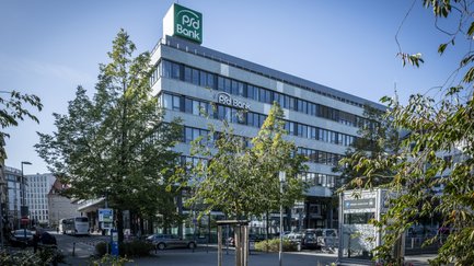 Gebäude der PSD Bank Nürnberg von außen mit Bäumen davor