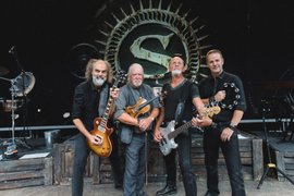 Santiano auf der Bühne mit Logo im Hintergrund