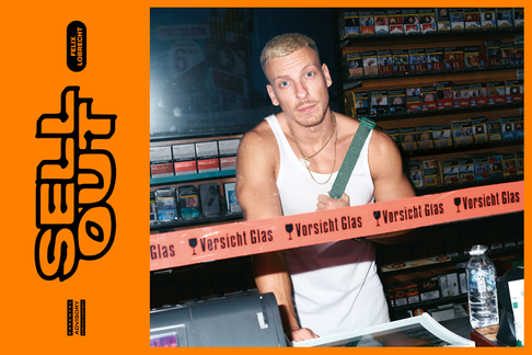 Felix Lobrecht im Speti mit orangener Absperrung Vorsicht Glas