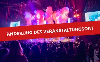 Eine lebhafte Konzertszene mit bunten Lichtern und Nebel, während das Publikum gespannt zuschaut.