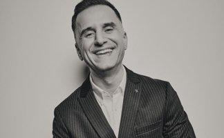 schwarz-weiß Foto von Özcna Cosar lachend