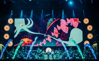 Disney in Concert Bühne mit Orchestra und Filmausschnitt von Arielle auf der Leinwand