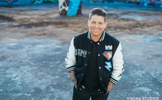 Kerstin Ott lächelnd draußen stehend