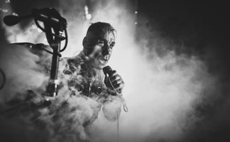 Till Lindemann singend im Nebel in schwarz-weiß Optik
