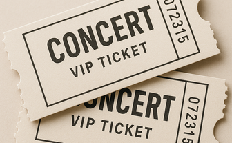 Die Tickets für ein Konzert sind beige mit schwarzem Druck, zeigen den Text 'VIP TICKET' und eine Seriennummer.