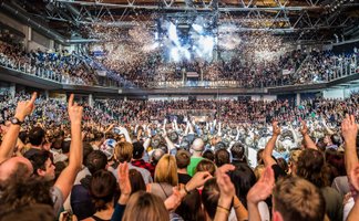 Jubelnde Menschen in der ARENA 