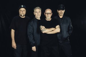 Die vier Jungs von den Fanta 4 stehen vor einem schwarzen Hintergrund