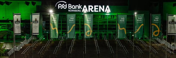 Arena Haupteingang grün beleuchtet bei Nacht