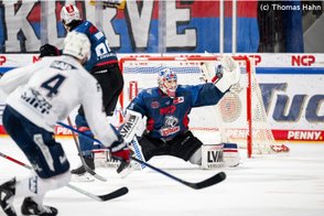 Der Torwart der Ice Tigers zeigt eine beeindruckende Parade, während ein Spieler mit der Nummer 4 in der Nähe ist.