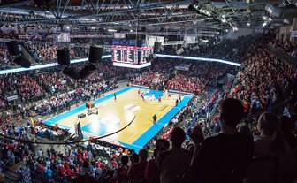 Blick auf das Basketballspielfeld in der ARENA in Nürnberg