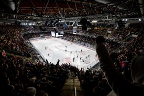 Eisfläche der PSD Bank Nürnberg ARENA aus der oberen Perspektive