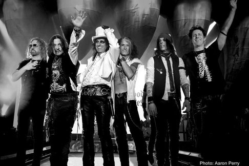 Die 6 Mitglieder der Band auf der Bühne in schwarz-weiß