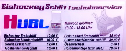 Ein Schild für einen Eishockey-Schlittschuhservice mit Preisen und Öffnungszeiten, das eine Eishockeyschuhgrafik zeigt.