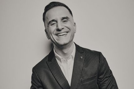 schwarz-weiß Foto von Özcna Cosar lachend