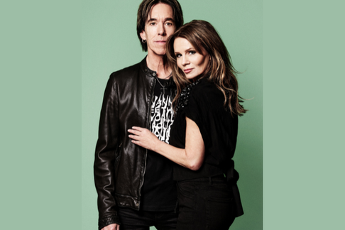 Per Gessle und Lena Philipson mit mintgrünen Hintergrund