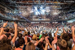 Jubelnde Menschen in der ARENA 