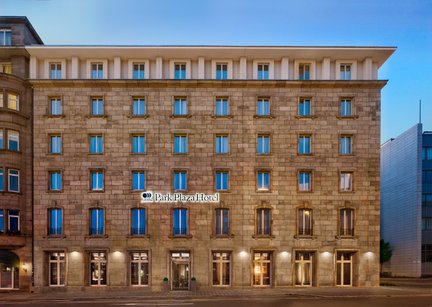 Das Park Plaza Hotel in Nürnberg zeigt eine elegante Fassade mit großen Fenstern und einem modernen Eingang.