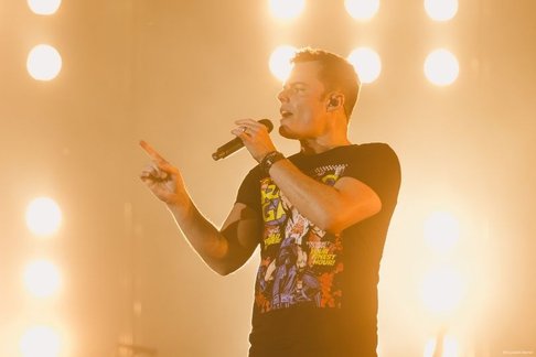 Marc Martel singend auf der Bühne mit heller Bühnenbeleuchtung