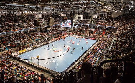 Blick auf das Handball-Spielfeld in der ARENA in Nürnberg bei einem Spiel des HC Erlangen.