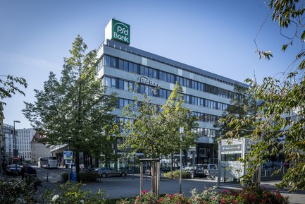 Gebäude der PSD Bank Nürnberg von außen mit Bäumen davor