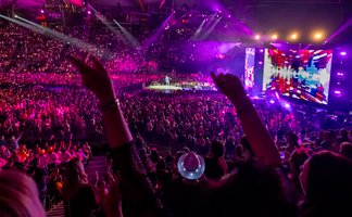 Konzerthalle voller feierender Menschen