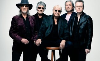 Die fünf Mitglieder der Band in schwarzer Kleidung 