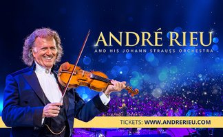Der berühmte Geiger André Rieu trägt einen eleganten Anzug und spielt leidenschaftlich auf seiner Violine vor einer festlichen Kulisse.