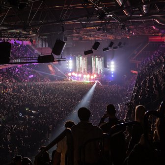 Blick auf die gesamte volle Halle während eines Konzerts