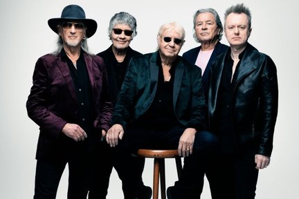 Die fünf Mitglieder der Band in schwarzer Kleidung 