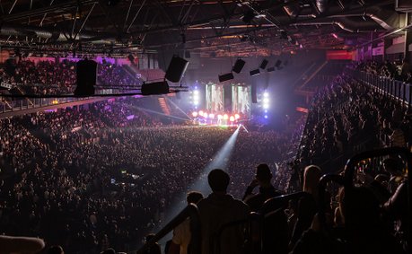 Blick auf die gesamte volle Halle während eines Konzerts