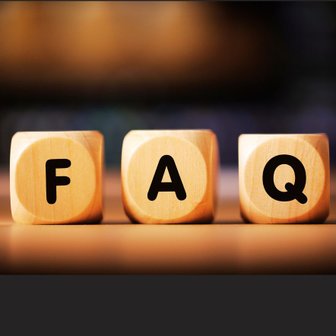 Drei Würfel mit den Buchstaben F, A und Q