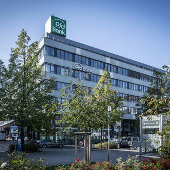 Gebäude der PSD Bank Nürnberg von außen mit Bäumen davor