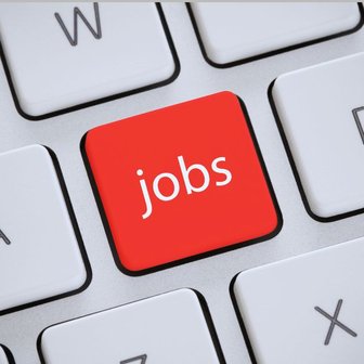 Computer-Tastatur mit roter Jobs-Taste