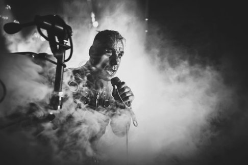 Till Lindemann singend im Nebel in schwarz-weiß Optik