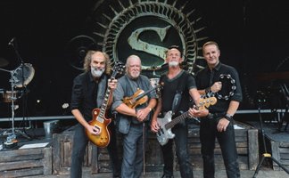 Santiano auf der Bühne mit Logo im Hintergrund