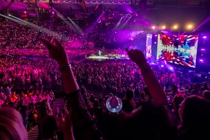 Konzerthalle voller feierender Menschen