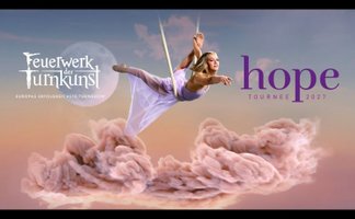 Eine junge Artistin liegt in einem Seil als Schaukel über gezeichneten Wolken