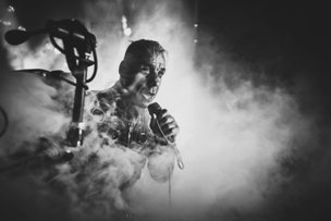 Till Lindemann singend im Nebel in schwarz-weiß Optik