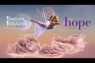 Eine junge Artistin liegt in einem Seil als Schaukel über gezeichneten Wolken